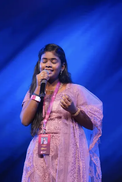 Diya Krishnan singing on stage