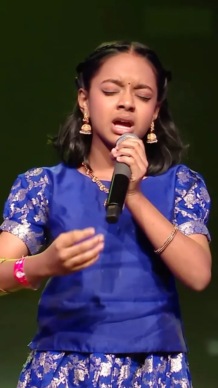 Aaradhya Rao singing on stage at the Artium Superstar Season 2 grand finale