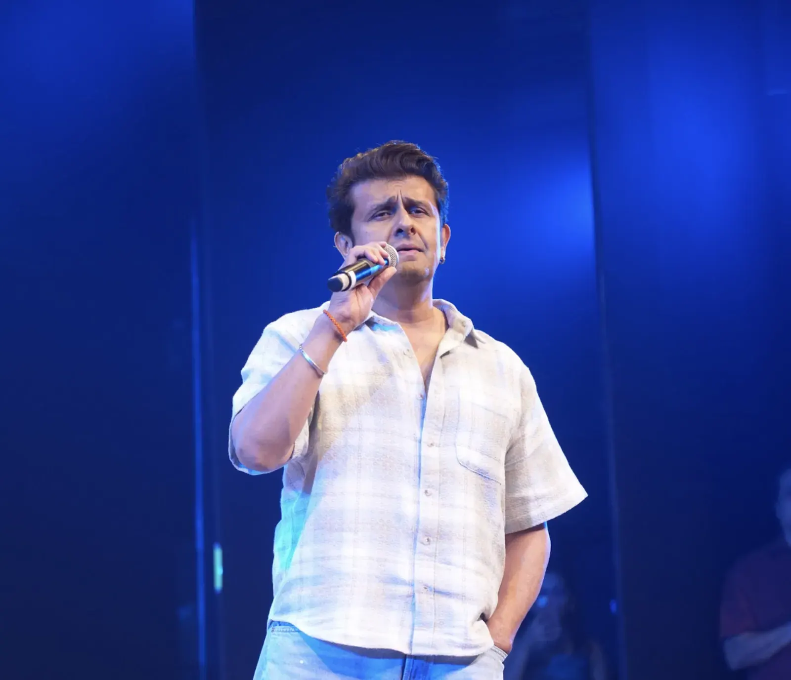 Sonu Nigam singing on stage